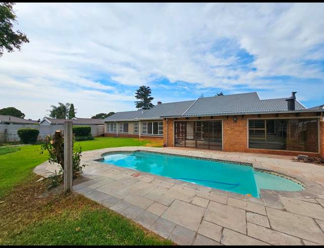 5 BEDROOM PROPERTY TO RENT IN CONSTANTIA KLOOF